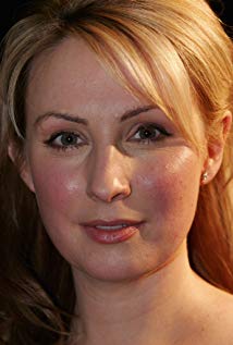 How tall is Lisa McCune?